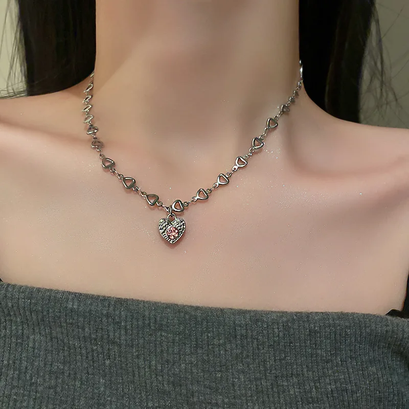 2023 Simple Fashion Love Choker Pink Zircon Punk Style Pendent Heart Temperament Necklace For Women Girls Party Gifts Jewelry
2023 Simple Fashion Love Choker Pink Zircon Punk Style Pendent Heart Temperament Necklace For Women Girls Party Gifts Jewelry