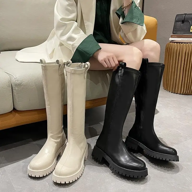 Женские сапоги на платформе и высоком каблуке, с круглым носком 
Женские сапоги на платформе и высоком каблуке, с круглым носком