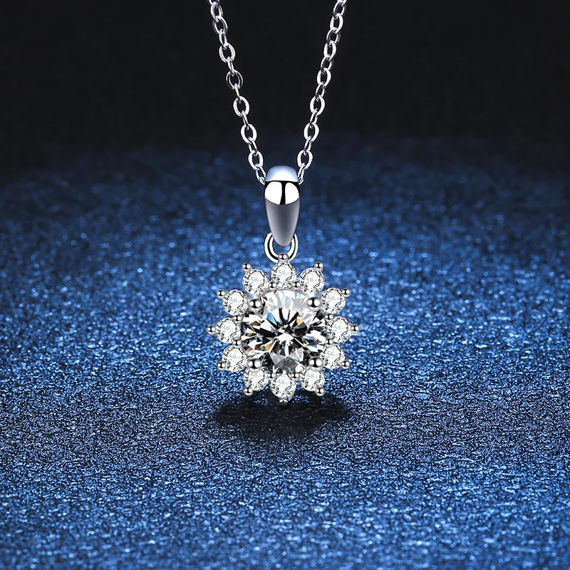Simple and stylish mini Mossan Stone Sunflower necklace romantic women's accessories birthday gift high-quality luxury jewelry
Simple and stylish mini Mossan Stone Sunflower necklace romantic women's accessories birthday gift high-quality luxury jewelry