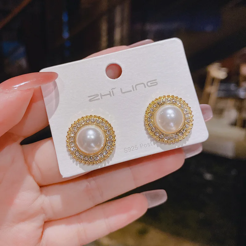 S925 Silver Needle French Design Disc Pearl Earrings Female Korean Xiaoxiang ins Cool Wind Earrings Earrings
S925 Silver Needle French Design Disc Pearl Earrings Female Korean Xiaoxiang ins Cool Wind Earrings Earrings