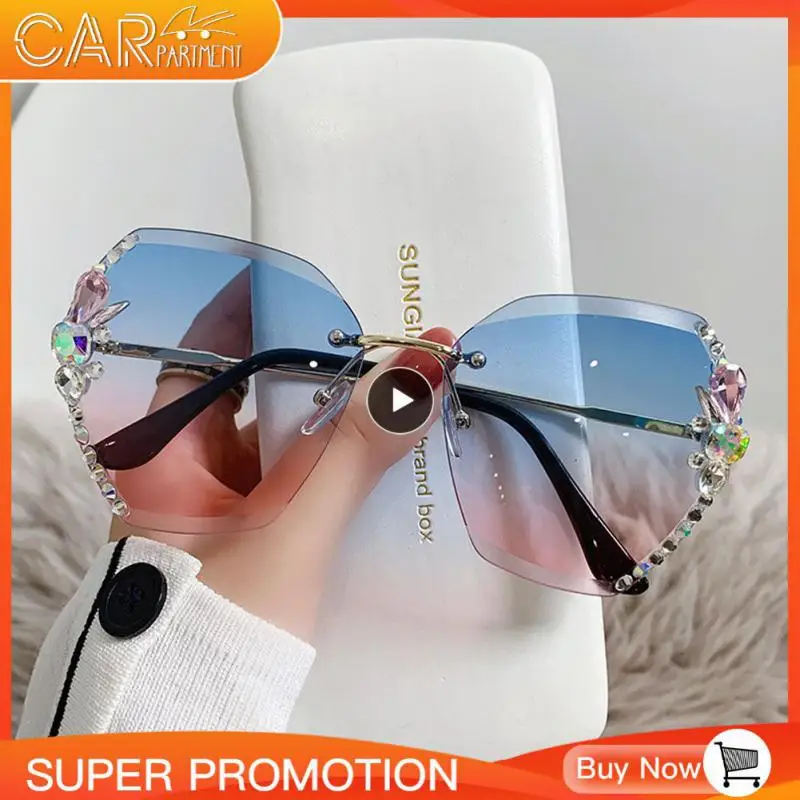 1PCS Vintage Rimless Rhinestone UV400 Sunglasses Fashion Brand Designer Sunglasses Retro Cutting Lens Gradient Sun Glass Female
1PCS Vintage Rimless Rhinestone UV400 Sunglasses Fashion Brand Designer Sunglasses Retro Cutting Lens Gradient Sun Glass Female