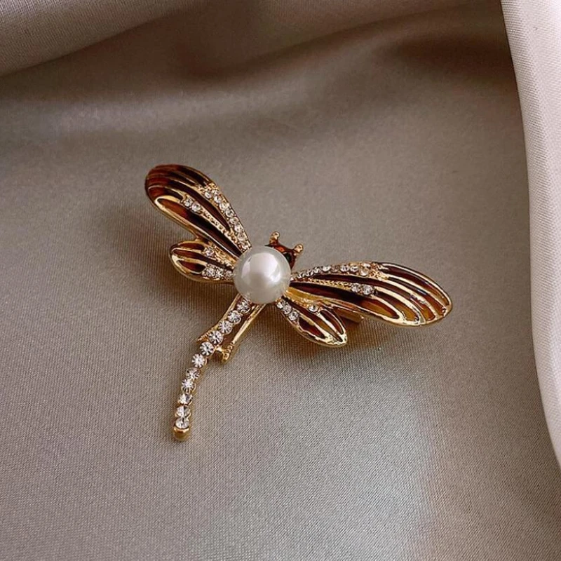 Simple Pearl Diamond Inlaid Dragonfly Letter Cat Elephant Circle Deer Brooch for Women Suit Pins Luxury Fashion Jewelry Pride
Simple Pearl Diamond Inlaid Dragonfly Letter Cat Elephant Circle Deer Brooch for Women Suit Pins Luxury Fashion Jewelry Pride