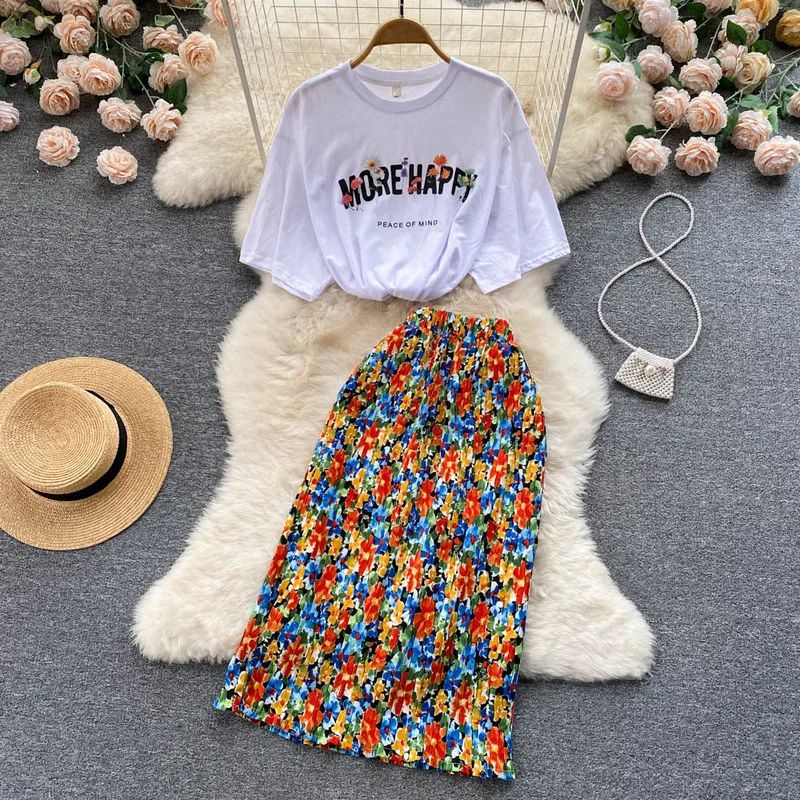 2 Piece Set 2020 Summer Women's Cotton Loose Letter T-shirt + Pleated Print Long Chiffon Skirt Sets Women Fashion Skirts Suits
2 Piece Set 2020 Summer Women's Cotton Loose Letter T-shirt + Pleated Print Long Chiffon Skirt Sets Women Fashion Skirts Suits