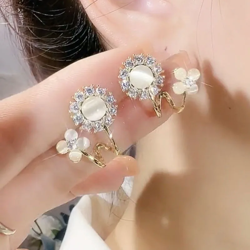 2023 New Korean Fishtail Pearl Drop Earrings For Women Shiny Crystal Flower Leaf Earrings Girls Party Sweet Jewelry Gifts
2023 New Korean Fishtail Pearl Drop Earrings For Women Shiny Crystal Flower Leaf Earrings Girls Party Sweet Jewelry Gifts