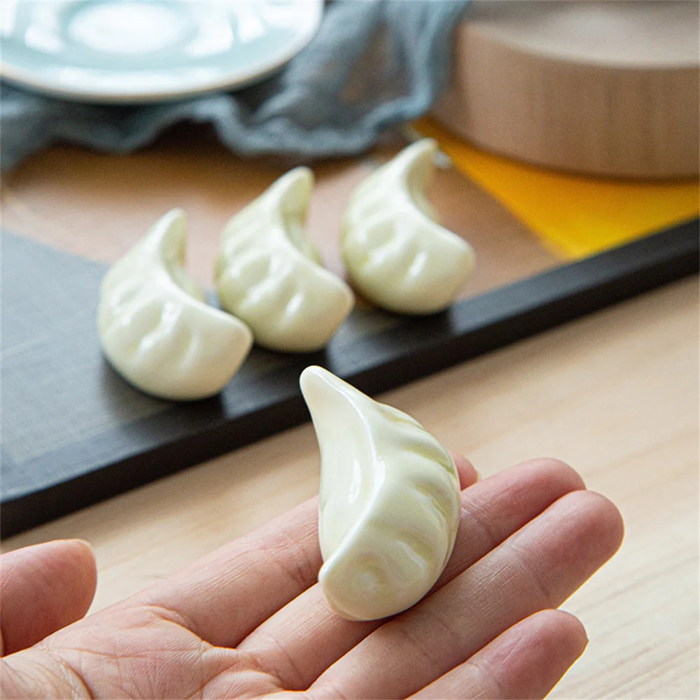 Hotel Sets Dumplings Chopstick Rest Tableware Spoon Rack Household Lovely Dumpling Chopsticks Rack Cute Chopsticks Holder 1pcs
Hotel Sets Dumplings Chopstick Rest Tableware Spoon Rack Household Lovely Dumpling Chopsticks Rack Cute Chopsticks Holder 1pcs