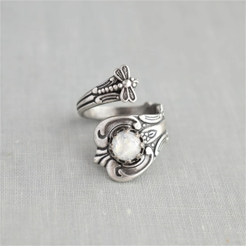 Creative Retro Silver Color Dragonfly And Flower Ladies Niche High-end Friends Party Wedding Anniversary Gift
Creative Retro Silver Color Dragonfly And Flower Ladies Niche High-end Friends Party Wedding Anniversary Gift