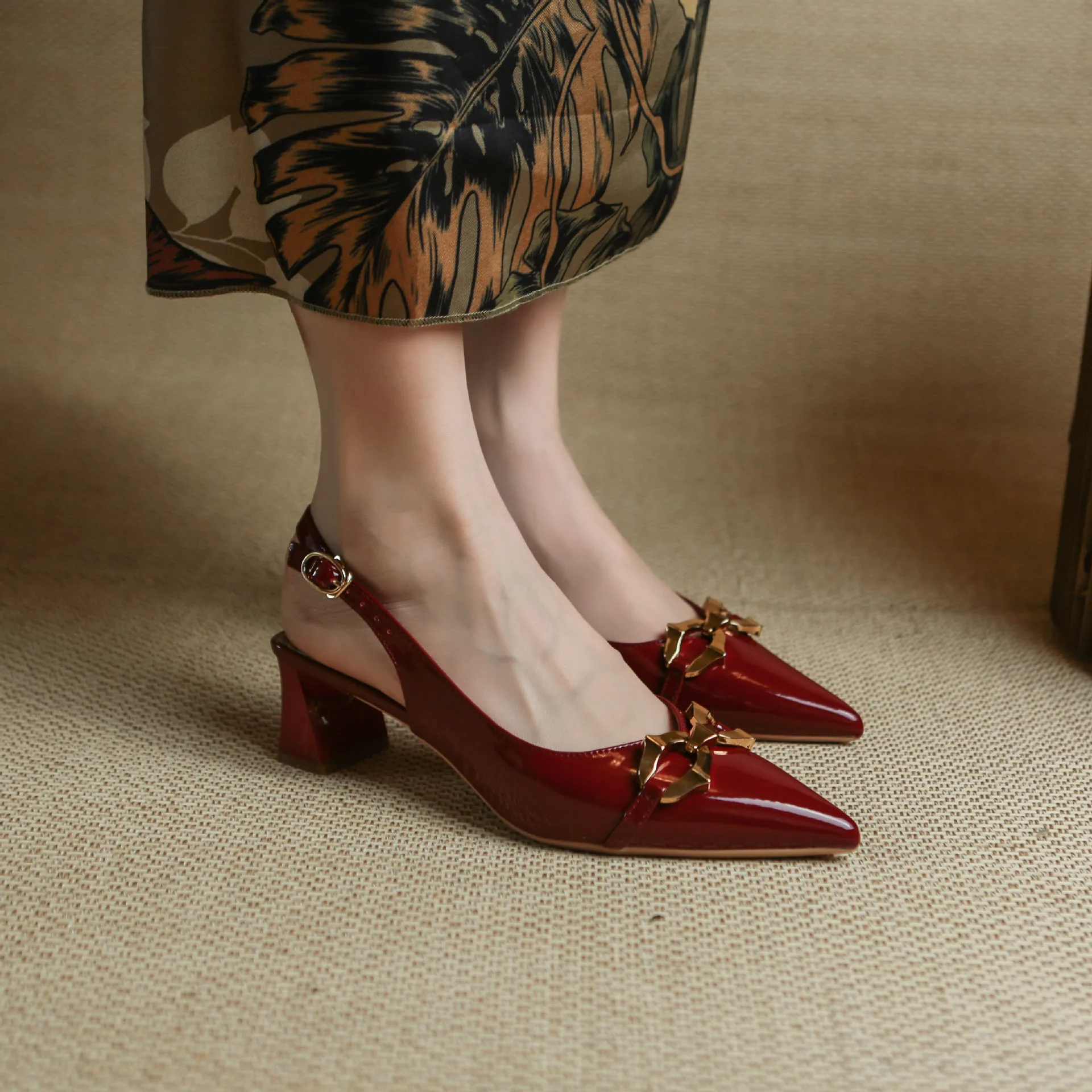 4cm New Fashion Sandals Patent Leather Pointed Toe Low Heels Ankle Wrap Party for Women Shoes 38 39
4cm New Fashion Sandals Patent Leather Pointed Toe Low Heels Ankle Wrap Party for Women Shoes 38 39