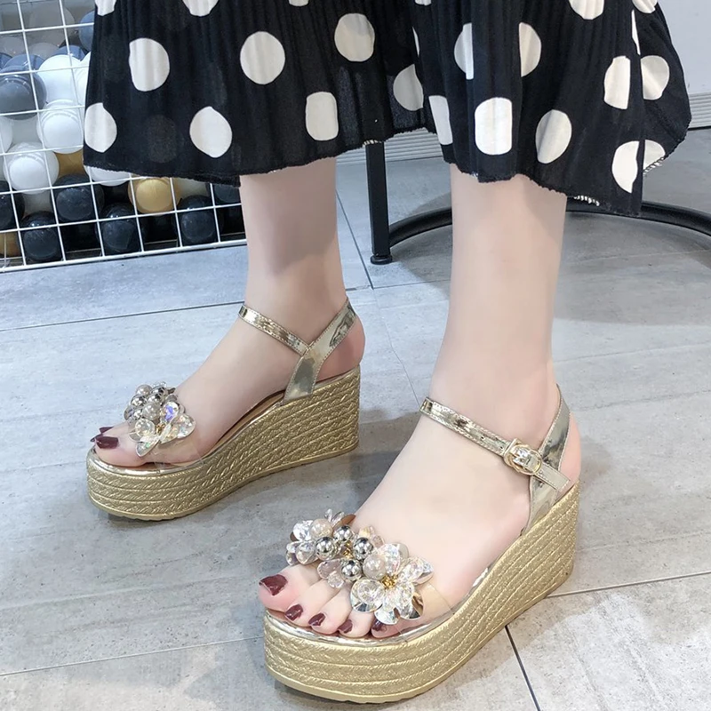 2021 Luxury Crystal Flowers Wedges Heels Platform Sandals for Women Clear Pvc Chunky Shoes Woman Ankle Buckle Gold Sandalias
2021 Luxury Crystal Flowers Wedges Heels Platform Sandals for Women Clear Pvc Chunky Shoes Woman Ankle Buckle Gold Sandalias