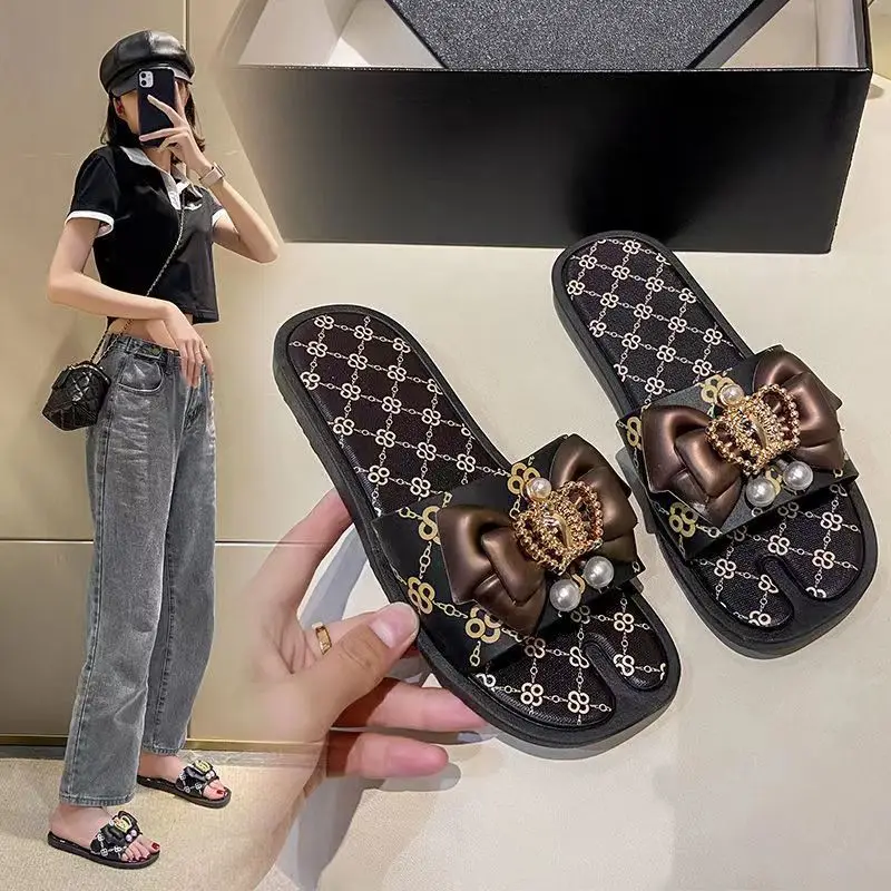 Fashion Women Slipper Crown Jewels Design Women's Shoes Soft Bottom Slippers Flat Female Square Slippers Outdoor Beach Sandal
Fashion Women Slipper Crown Jewels Design Women's Shoes Soft Bottom Slippers Flat Female Square Slippers Outdoor Beach Sandal
