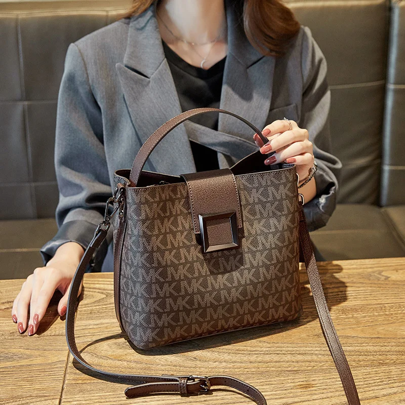 2023 Luxury Women's Shoulder Bags Designer 2023 Shoulder Purses Handbag Women Clutch Travel tote Bag
2023 Luxury Women's Shoulder Bags Designer 2023 Shoulder Purses Handbag Women Clutch Travel tote Bag