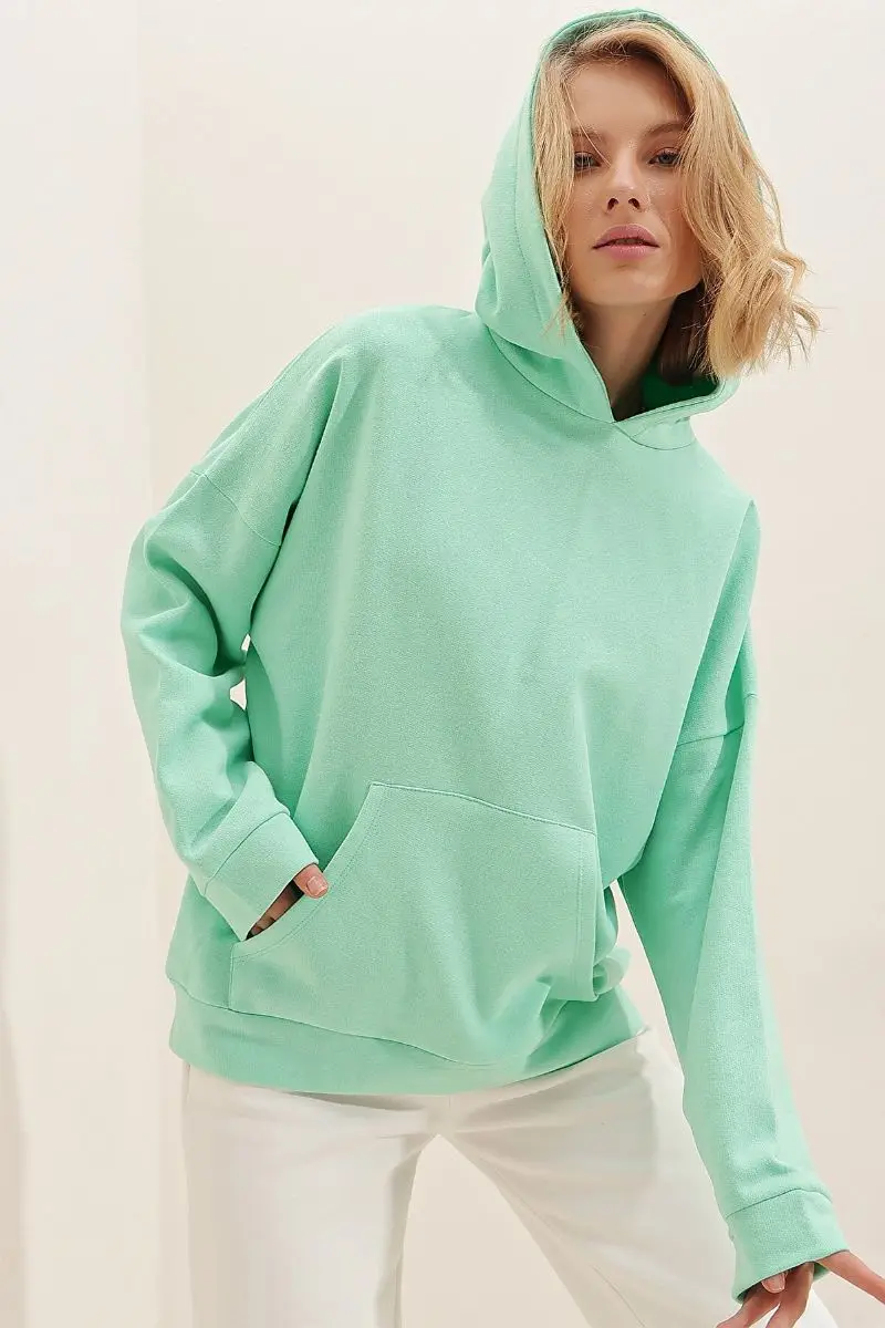 Женская толстовка с капюшоном и карманами-кенгуру 
Женская толстовка с капюшоном и карманами-кенгуру