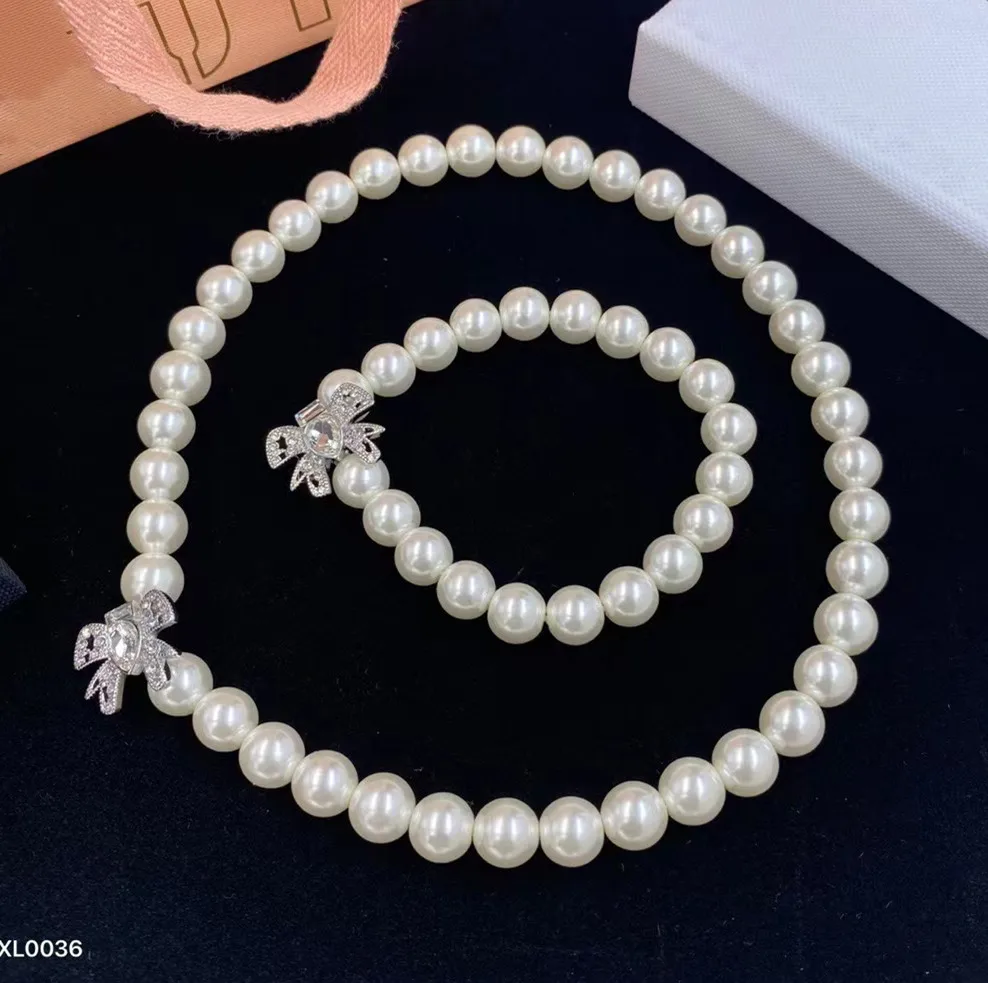 Trendy Famous Brand Vintage Design Pearl Bowknot Pendant Choker Necklaces Bracelets for Women Anniversary Party Jewelry Set Gift
Trendy Famous Brand Vintage Design Pearl Bowknot Pendant Choker Necklaces Bracelets for Women Anniversary Party Jewelry Set Gift