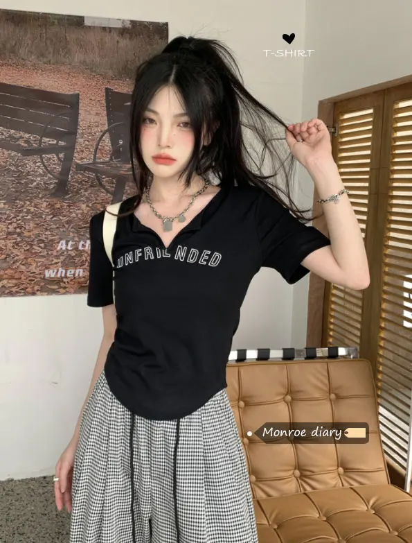 American retro straight shoulder thin V-neck short sleeve T-shirt women's summer sweet Spice Girl Black Short niche design top
American retro straight shoulder thin V-neck short sleeve T-shirt women's summer sweet Spice Girl Black Short niche design top