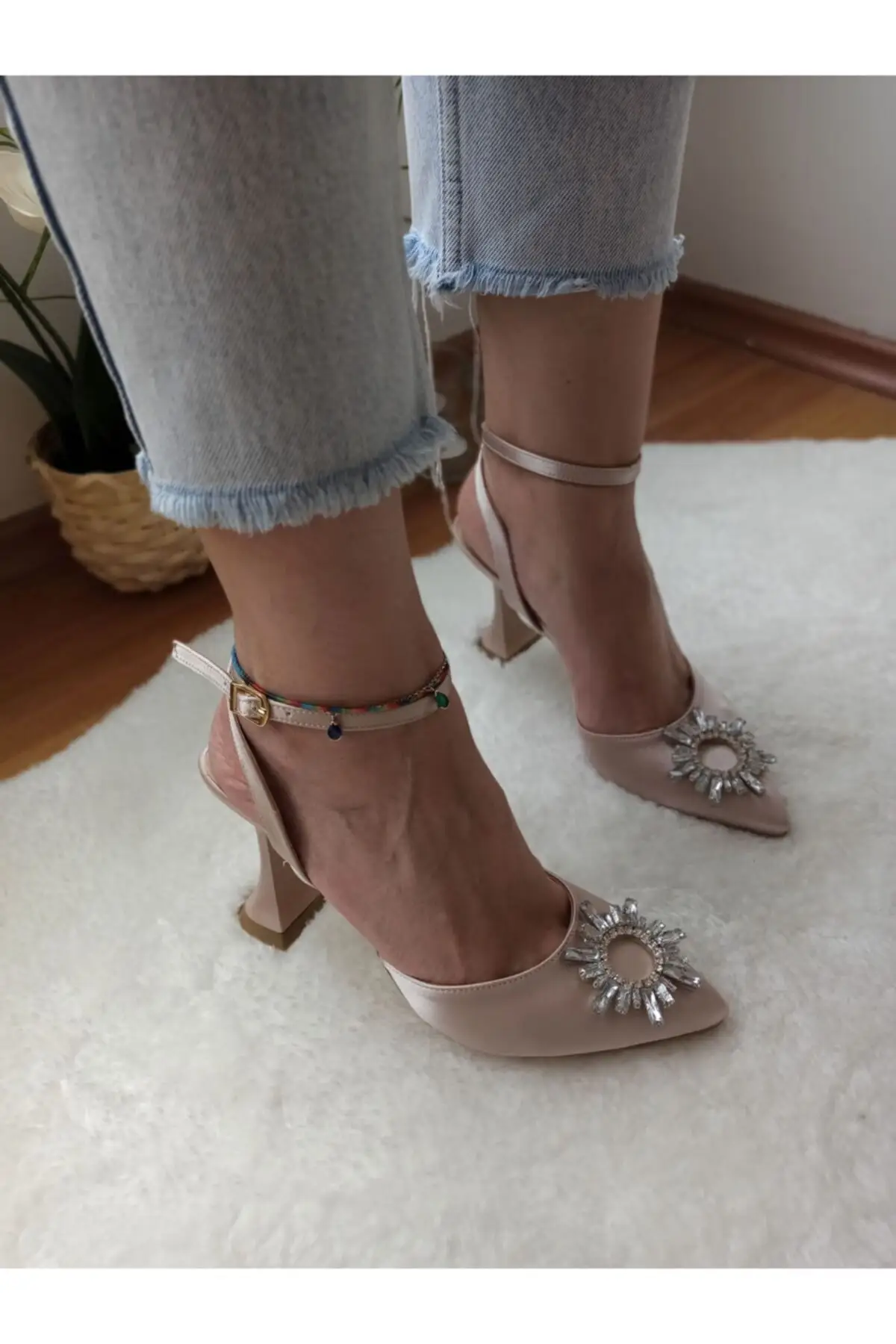 2021 Ladies Pumps Women's Beige Satin Heel Evening Dresses Shoes New Fashion Stylish Lady Party Women Pumps Shoes
2021 Ladies Pumps Women's Beige Satin Heel Evening Dresses Shoes New Fashion Stylish Lady Party Women Pumps Shoes