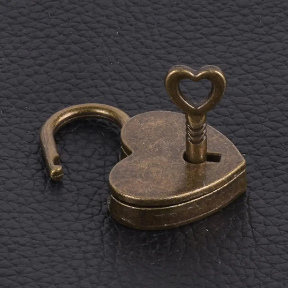 Style Heart Shape Padlock Vintage Lock Pink Romantic Lovely Diary Padlocks Key Lock With Key Wedding Jewelry
Style Heart Shape Padlock Vintage Lock Pink Romantic Lovely Diary Padlocks Key Lock With Key Wedding Jewelry