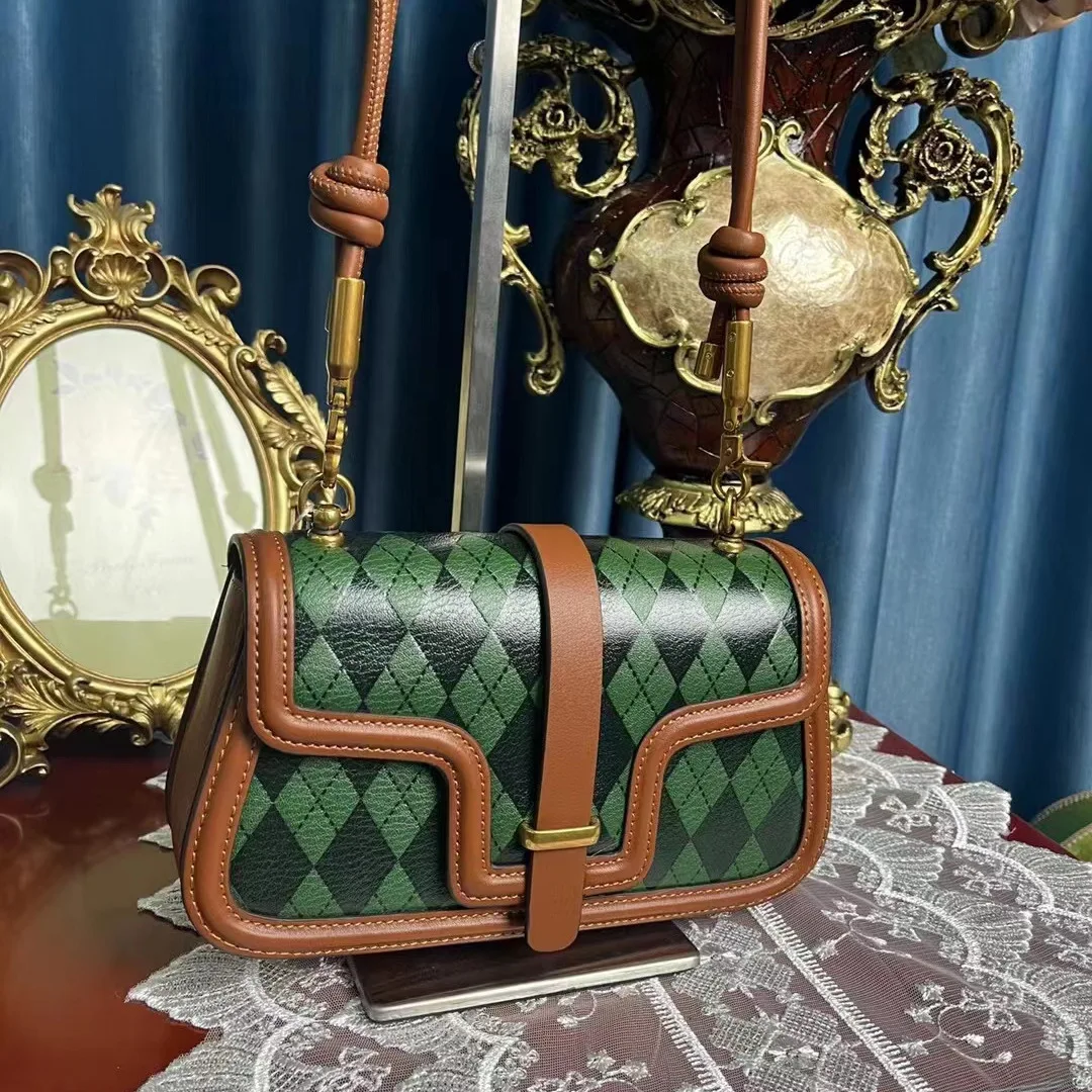 2023 New Fashion Genuine Leather Shoulder Shopping Bags Famous Brand Designer Women Flap Bag Luxury Designer Square Handbags
2023 New Fashion Genuine Leather Shoulder Shopping Bags Famous Brand Designer Women Flap Bag Luxury Designer Square Handbags