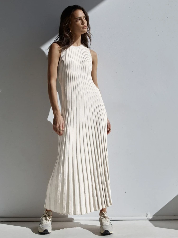 Summer Knitted Maxi Dress for Women 2023 Soild Elegant White O-Neck Sleeveless Casual Dress Sexy Slim Club Party Long Dress
Summer Knitted Maxi Dress for Women 2023 Soild Elegant White O-Neck Sleeveless Casual Dress Sexy Slim Club Party Long Dress