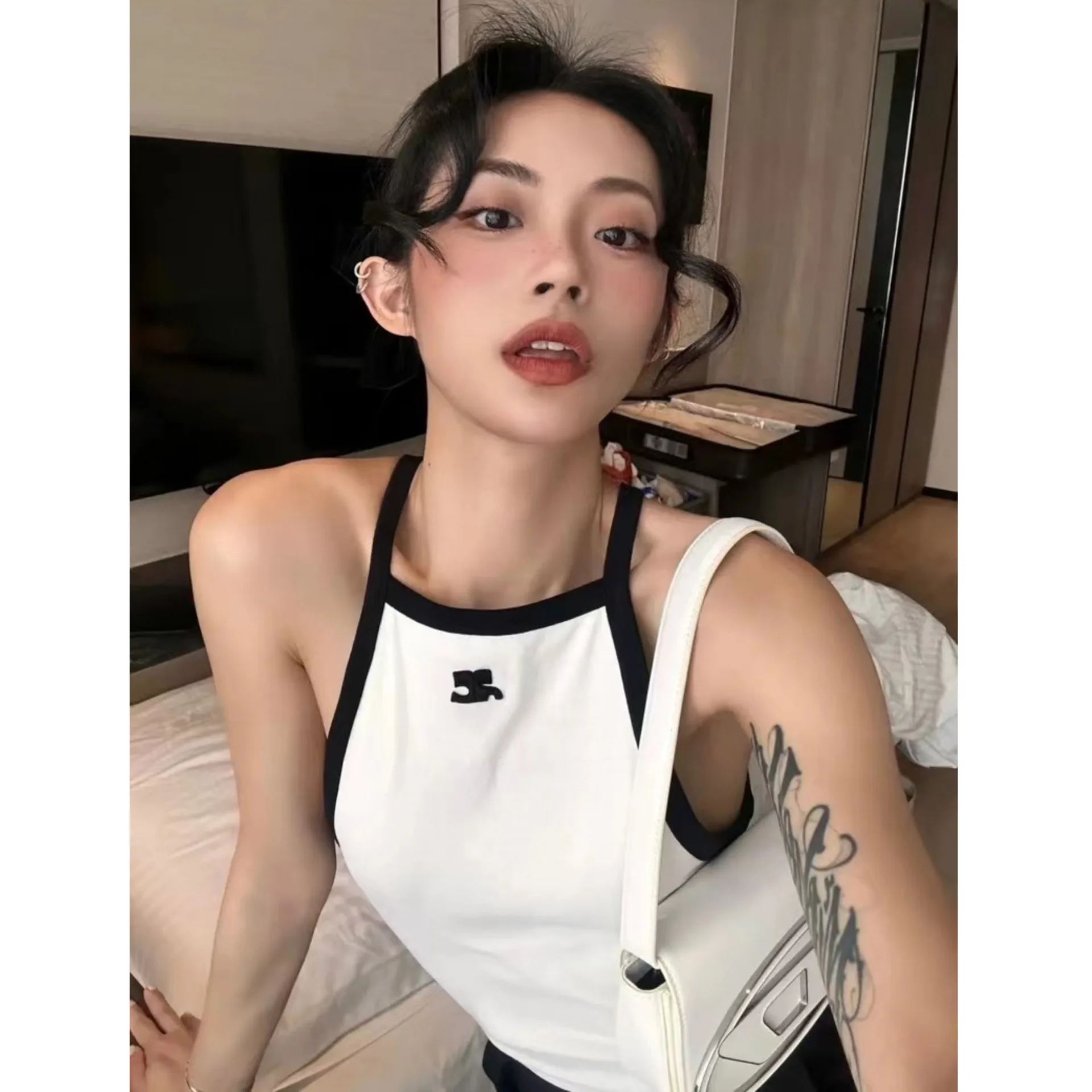 2023 Fashion Classic Trendy Luxury Designer Cloth Women Coureg Sleeveless Vest Neck Strap Vintage Tank Top
2023 Fashion Classic Trendy Luxury Designer Cloth Women Coureg Sleeveless Vest Neck Strap Vintage Tank Top