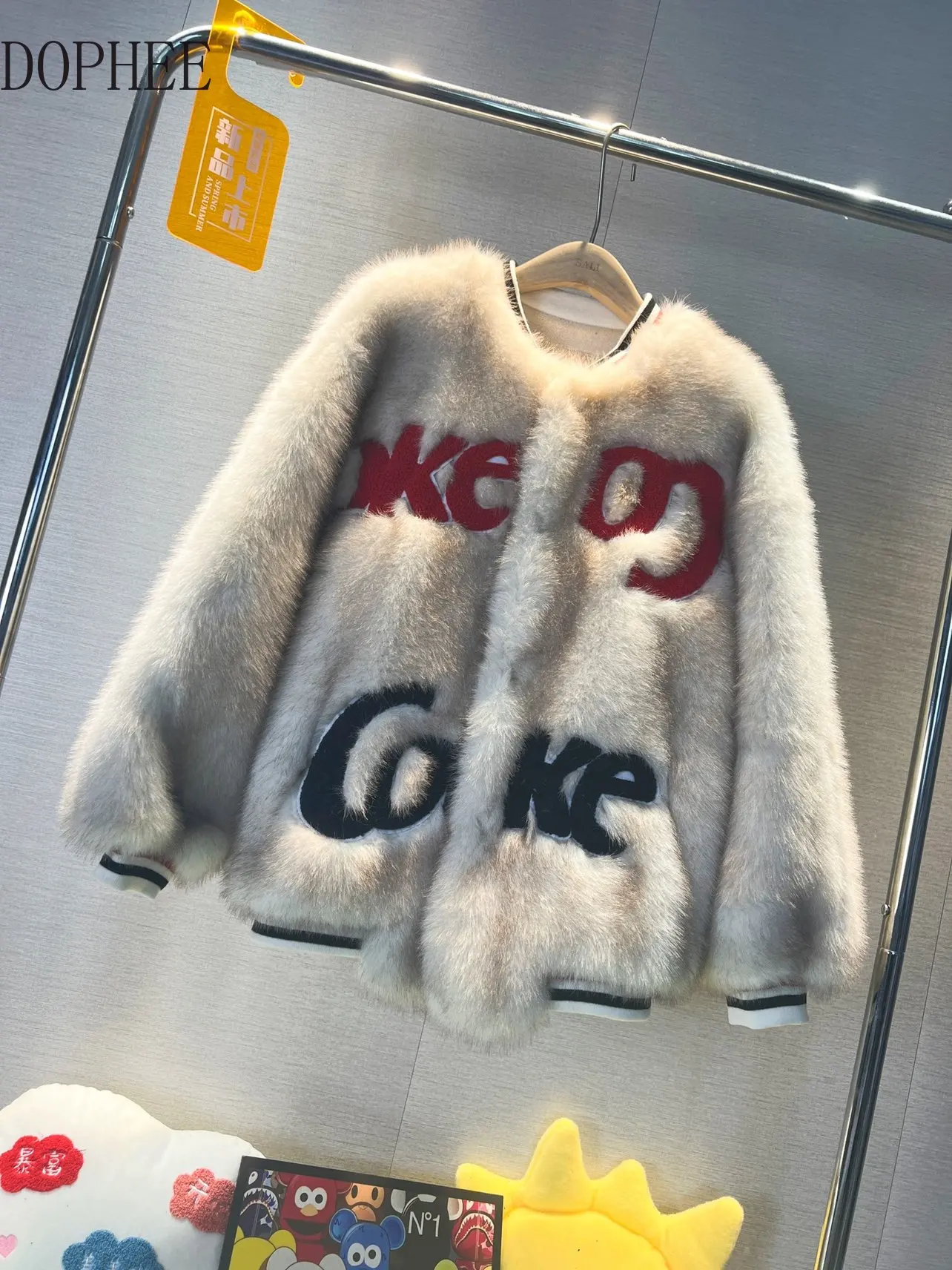 2022 New Fashion Women Thicken Winter Jacket Coat Letters Embroidery Suede Fur Jackets Loose Mink Fleece Faux Fur Overcoat 
2022 New Fashion Women Thicken Winter Jacket Coat Letters Embroidery Suede Fur Jackets Loose Mink Fleece Faux Fur Overcoat