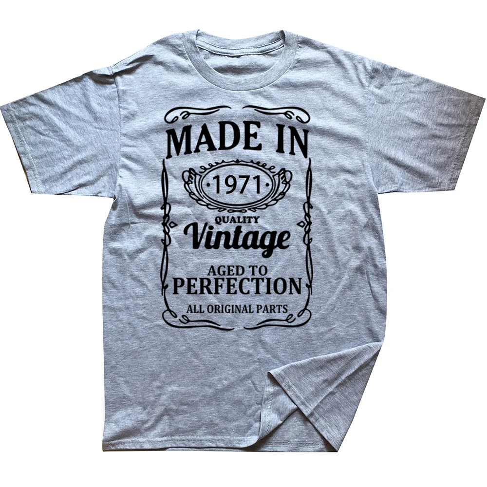 Футболка мужская черная с коротким рукавом и графическим принтом, сделанная в 1971 году
Футболка мужская черная с коротким рукавом и графическим принтом, сделанная в 1971 году