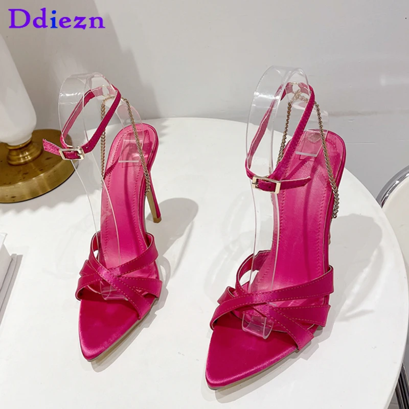 Женские туфли на очень высоком каблуке, туфли-лодочки с металлической цепочкой и острым носком, элегантные шлепанцы, лето 2023
Женские туфли на очень высоком каблуке, туфли-лодочки с металлической цепочкой и острым носком, элегантные шлепанцы, лето 2023