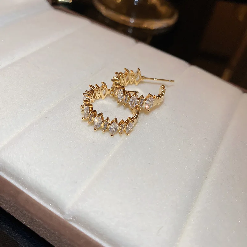 Korean fashion super flash diamond-shaped zircon geometric earrings women's temperament high-end small earrings earrings
Korean fashion super flash diamond-shaped zircon geometric earrings women's temperament high-end small earrings earrings
