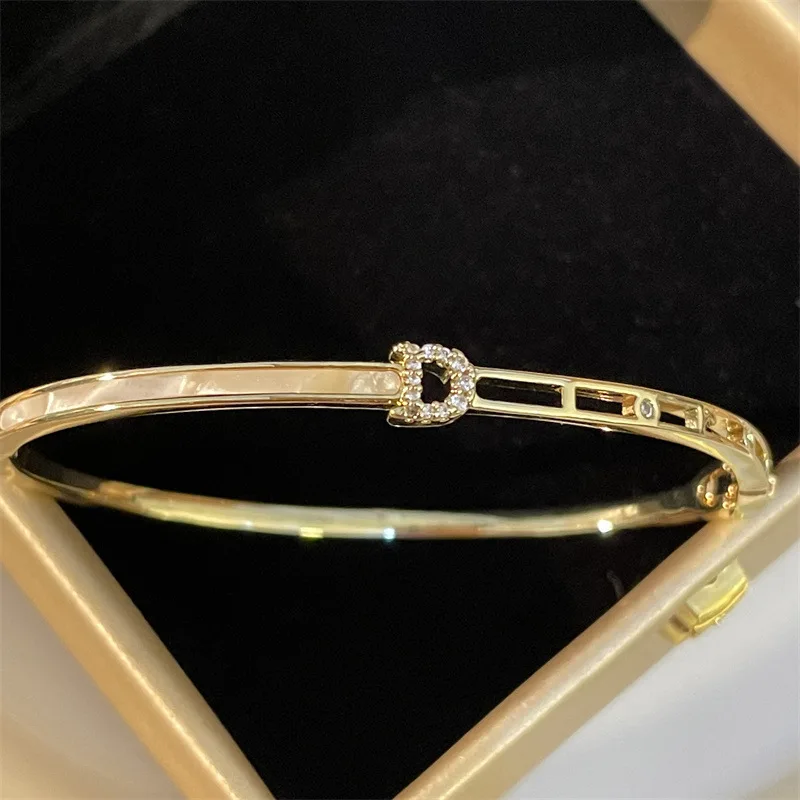 Golden D-letter Bracelet Fashion Light Luxury Style Simple Rhinestones Embedding Niche Style High Grade Commuting Handicraft.
Golden D-letter Bracelet Fashion Light Luxury Style Simple Rhinestones Embedding Niche Style High Grade Commuting Handicraft.