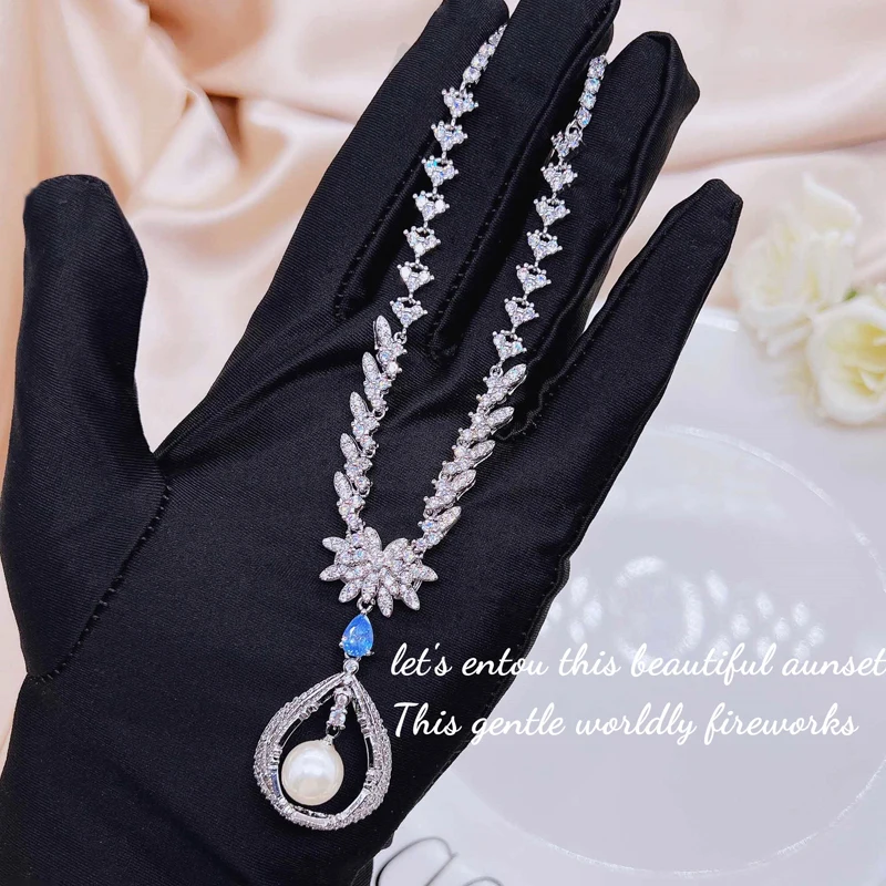 

Europe America Ladies Pendant Necklace Inlay Dazzling AAA Zircon Luxury Geometry Jewelry For Women Wedding Engagement Ornaments