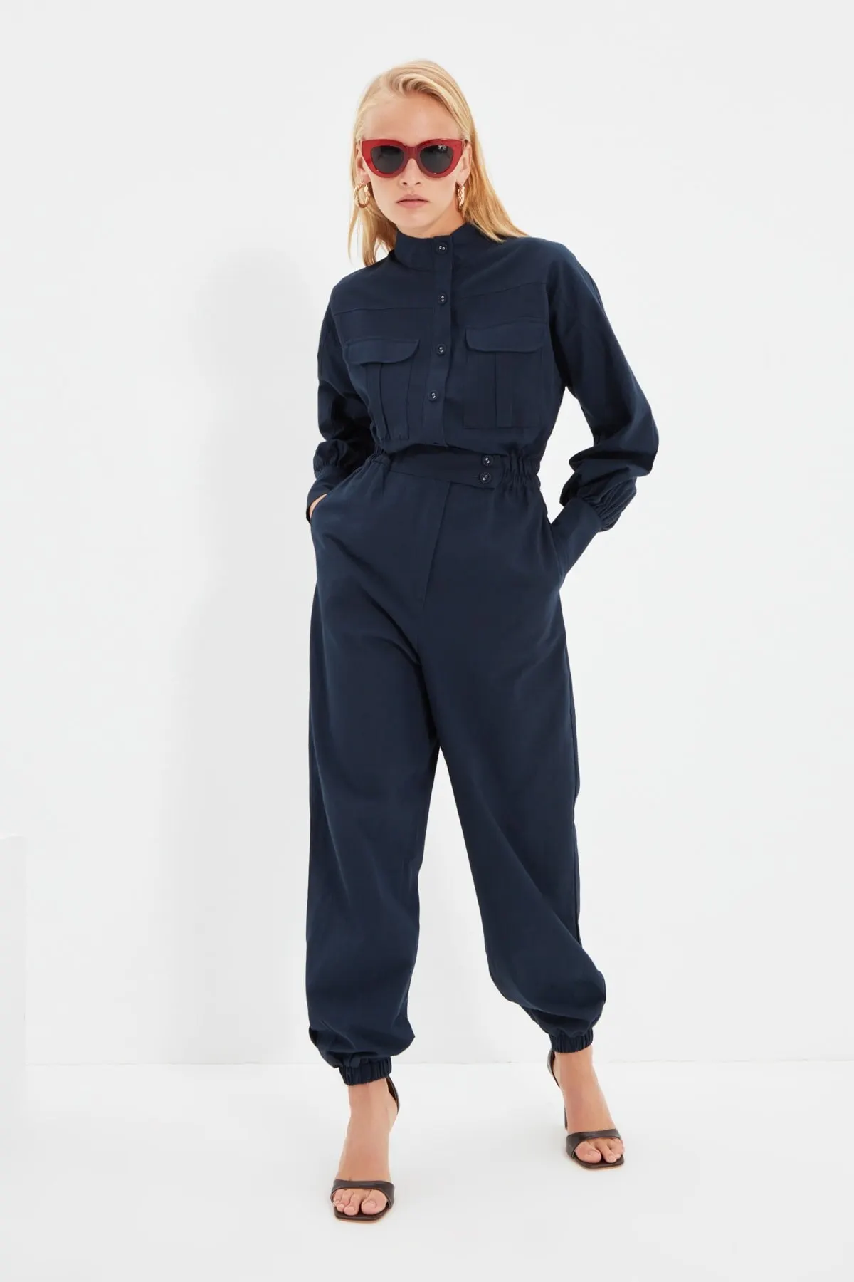 Women's Overalls Navy Blue Button Detailed Jumpsuit Hot Style Quality Fabric Sleeveless Baggy Trousers Casual Jumpsuit
Women's Overalls Navy Blue Button Detailed Jumpsuit Hot Style Quality Fabric Sleeveless Baggy Trousers Casual Jumpsuit