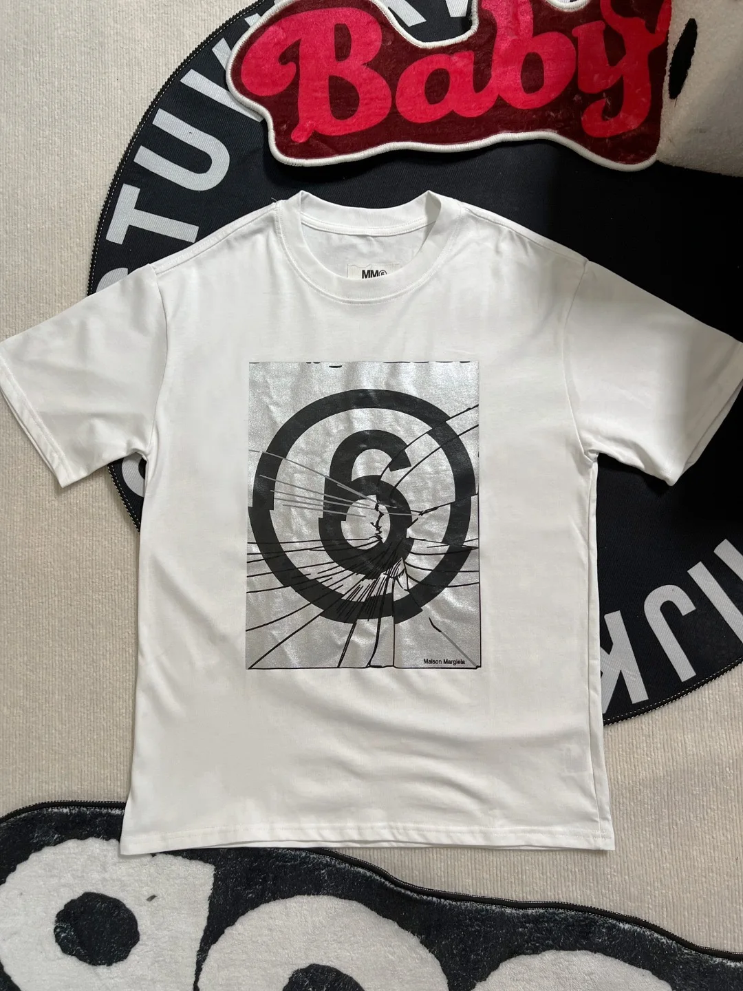 margiela 2023 new 100% t-shirt mm6 silver foil paste broken mirror circle logo loose short sleeve couple unisex top oversized
margiela 2023 new 100% t-shirt mm6 silver foil paste broken mirror circle logo loose short sleeve couple unisex top oversized
