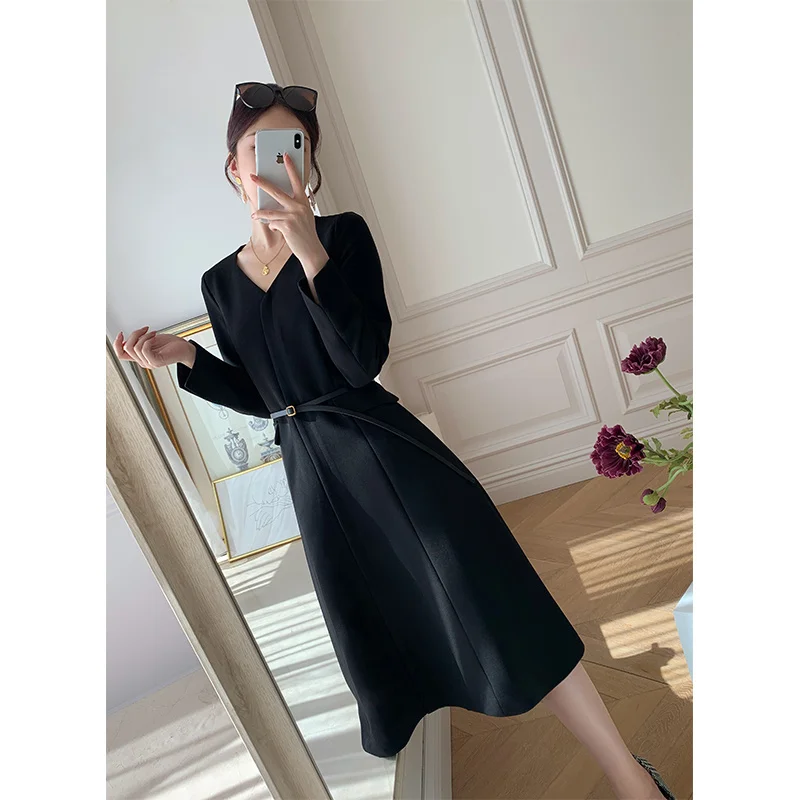 French Elegant Classic Hepburn Black Dress Versatile Waist Slim V-neck A-line Dress Medium Length
French Elegant Classic Hepburn Black Dress Versatile Waist Slim V-neck A-line Dress Medium Length