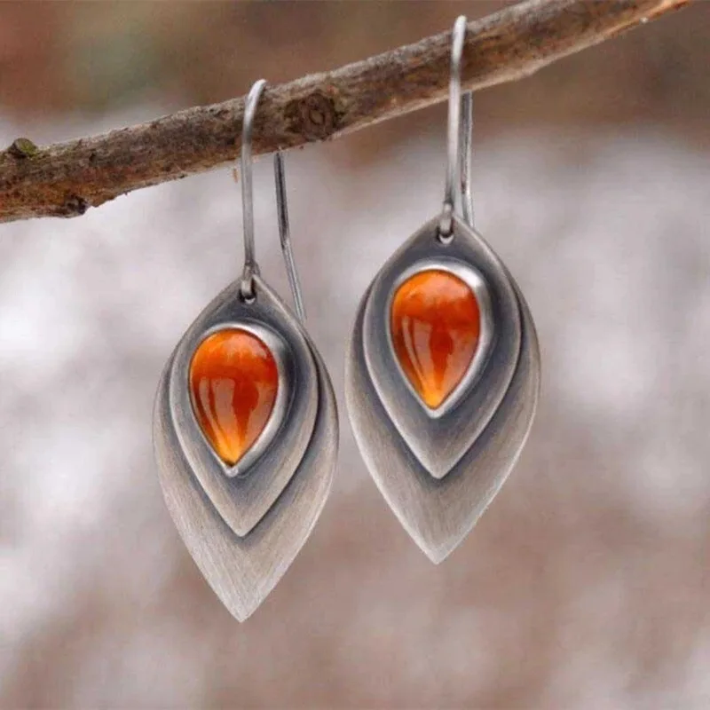 Vintage Waterdrop Metal Engraving Pattern Earrings Fashion Ladies Inlaid Red Waterdrop Crystal Dangle Earrings
Vintage Waterdrop Metal Engraving Pattern Earrings Fashion Ladies Inlaid Red Waterdrop Crystal Dangle Earrings