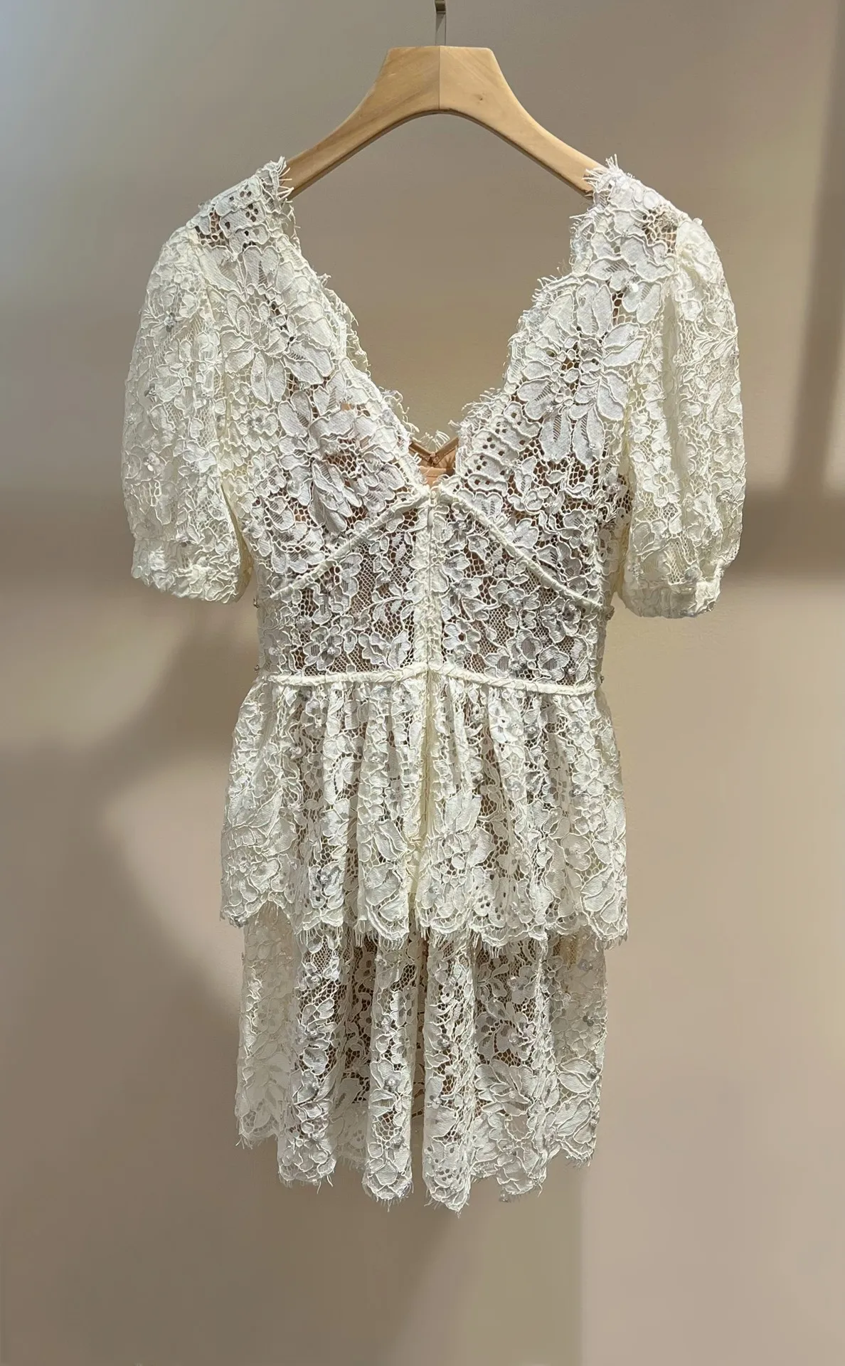 

Spring new water-soluble lace ivory white temperament V-neck bubble sleeve tucked waist mid-length dress
