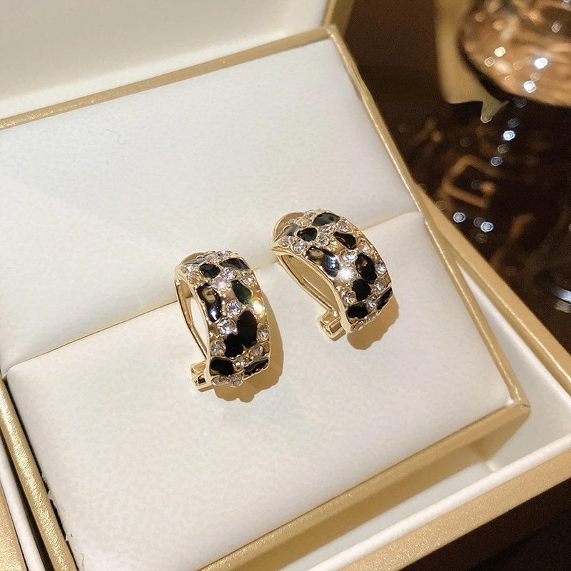 Ladies Silver Color Needle Jewelry Retro Ins Black White Rhinestones Earrings for Women Temperament Elegant Accessories
Ladies Silver Color Needle Jewelry Retro Ins Black White Rhinestones Earrings for Women Temperament Elegant Accessories