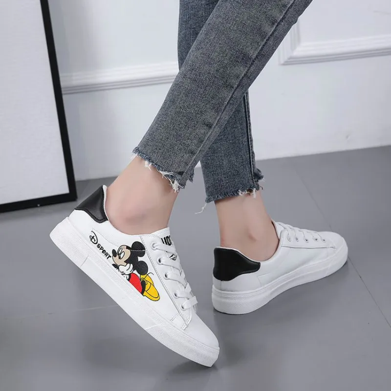 Новые весенние белые туфли Disney для мальчиков и девочек, повседневные спортивные туфли с толстой подошвой и вышивкой Микки Мауса
Новые весенние белые туфли Disney для мальчиков и девочек, повседневные спортивные туфли с толстой подошвой и вышивкой Микки Мауса