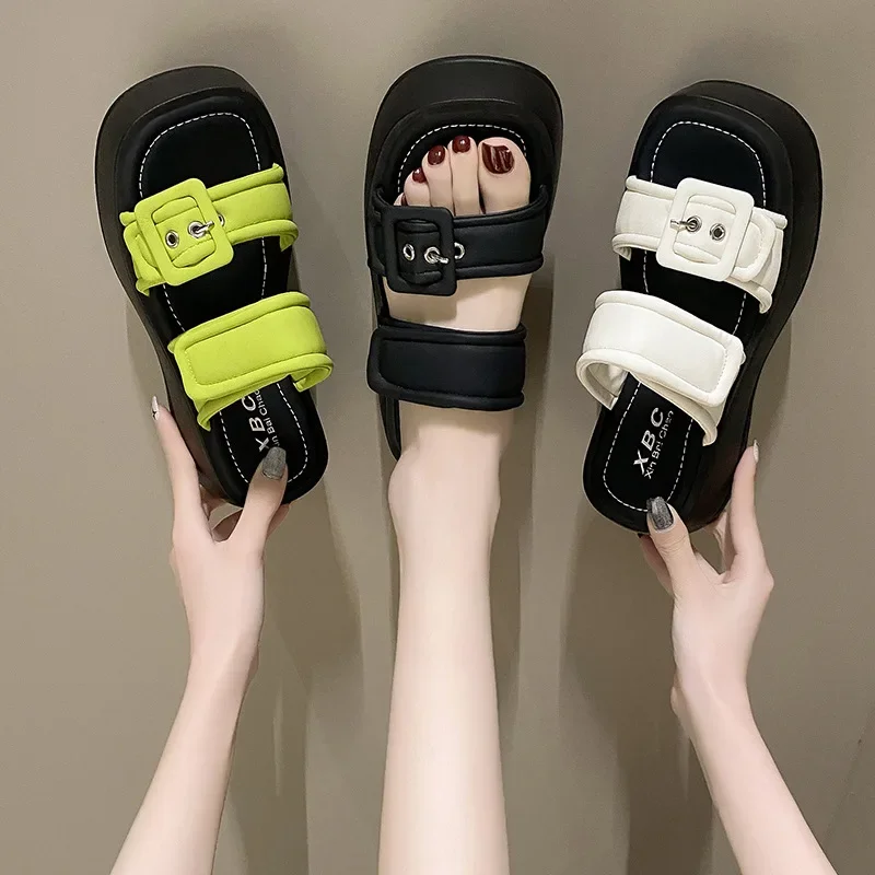 Женские летние шлепанцы на толстой подошве, с двойной пряжкой 
Женские летние шлепанцы на толстой подошве, с двойной пряжкой