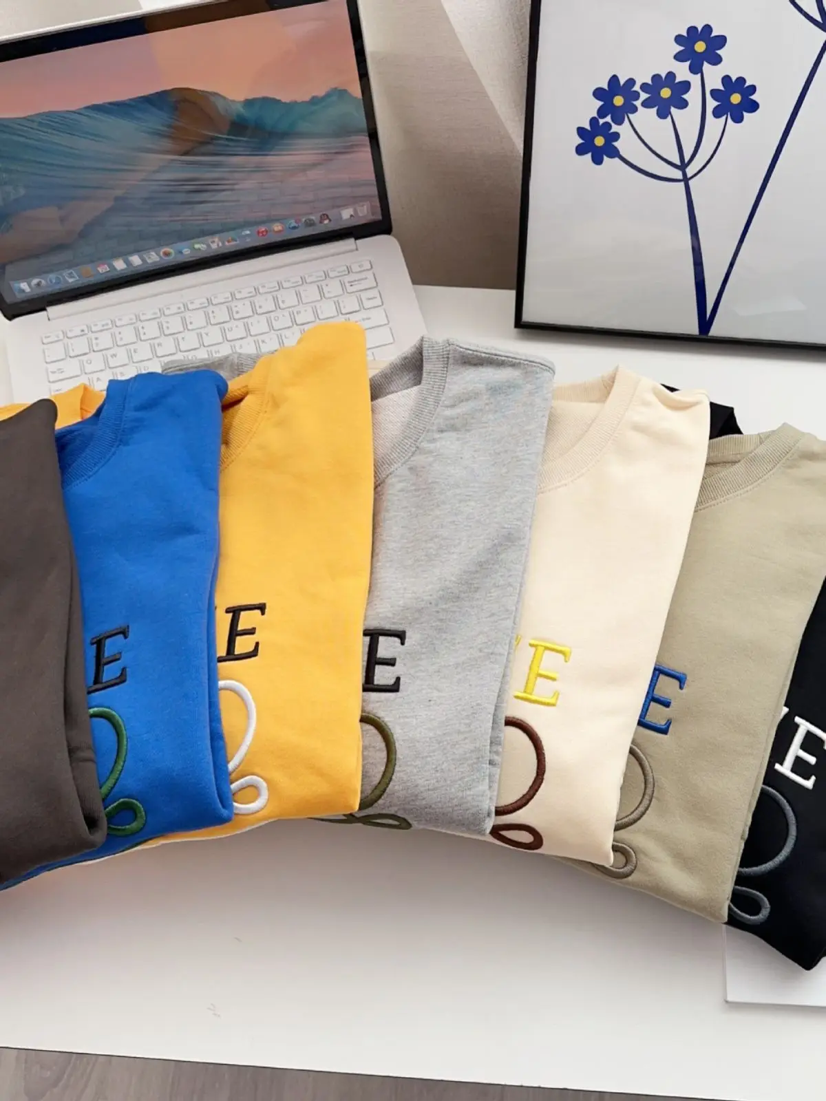 LOE** 2023 Autumn New T-shirt Letter Embroidery Color Block Loose Round Neck Sweater Coat
LOE** 2023 Autumn New T-shirt Letter Embroidery Color Block Loose Round Neck Sweater Coat