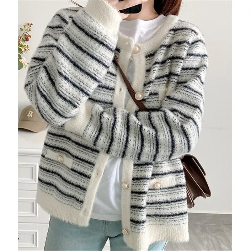 One Size Fits All Female Keep Warm Winter Loose Coat Women Korean Fashion Leisure Stripe Button Winter Women Versatile Clother 
One Size Fits All Female Keep Warm Winter Loose Coat Women Korean Fashion Leisure Stripe Button Winter Women Versatile Clother