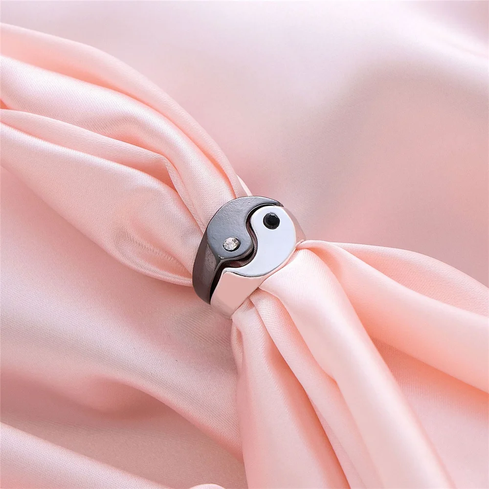 2Pcs Creative Yin Yang Gossip Ring Simple Metal Drop Oil Tai Chi Paired Rings Set for Women Men Couple Best Friend Jewelry Gift 
2Pcs Creative Yin Yang Gossip Ring Simple Metal Drop Oil Tai Chi Paired Rings Set for Women Men Couple Best Friend Jewelry Gift