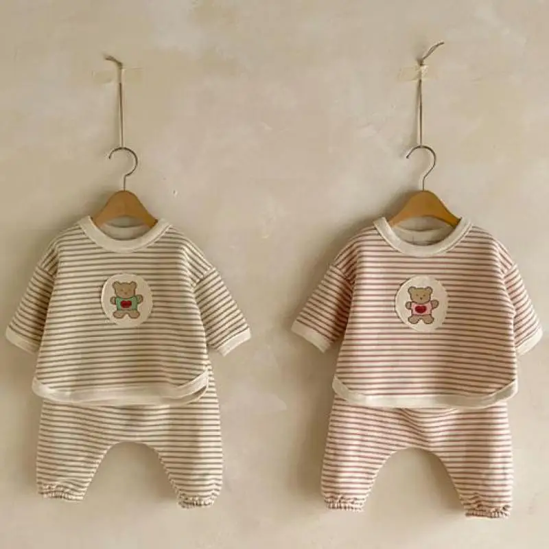 Kids Baby Long Sleeve Clothes Set Cartoon Bear Sweatshirt + Pants Boys 2pcs Set Baby Girls Striped Tops + Casual Pants Suit
Kids Baby Long Sleeve Clothes Set Cartoon Bear Sweatshirt + Pants Boys 2pcs Set Baby Girls Striped Tops + Casual Pants Suit