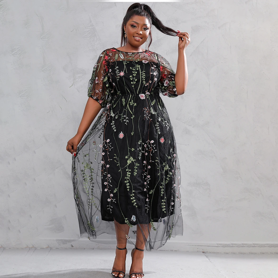 Женское кружевное вечернее платье средней длины с вышивкой
Женское кружевное вечернее платье средней длины с вышивкой