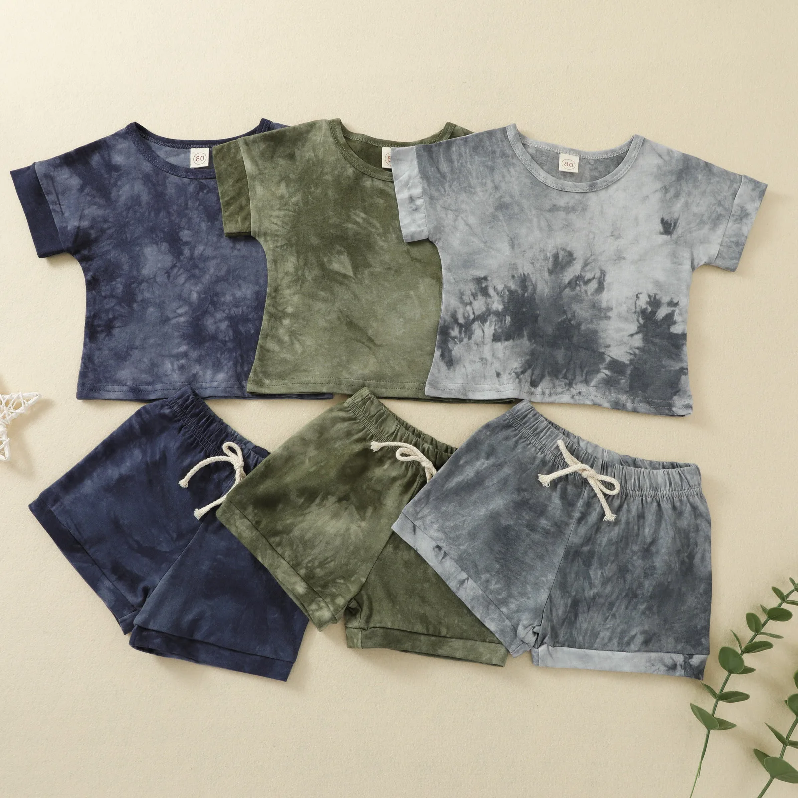 Костюм спортивный детский летний из топа с коротким рукавом и шортов
Костюм спортивный детский летний из топа с коротким рукавом и шортов