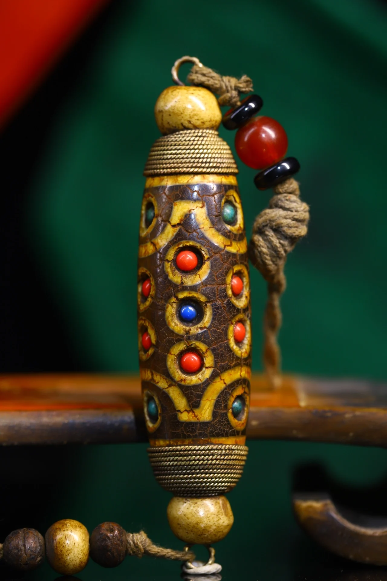 4"Tibetan Temple Collection Old Natural agate Gem gZi Beads Nine eye bead Pendant Amulet Dharma Town House Exorcism
4"Tibetan Temple Collection Old Natural agate Gem gZi Beads Nine eye bead Pendant Amulet Dharma Town House Exorcism