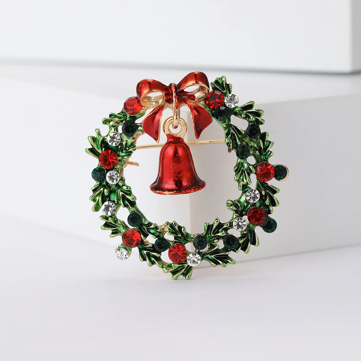 

Christmas Wreath Brooches For Women Unisex Enamel Rhinestone Plants Circle Jingle Bell New Year Party Brooch Pins Gift