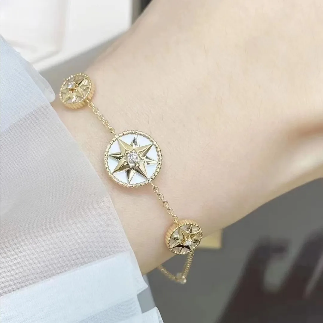 2023 Original Design Luxury Women's Fashion Bracelet Necklace Ornaments with Boxes Can Be Gifts for Christmas
2023 Original Design Luxury Women's Fashion Bracelet Necklace Ornaments with Boxes Can Be Gifts for Christmas