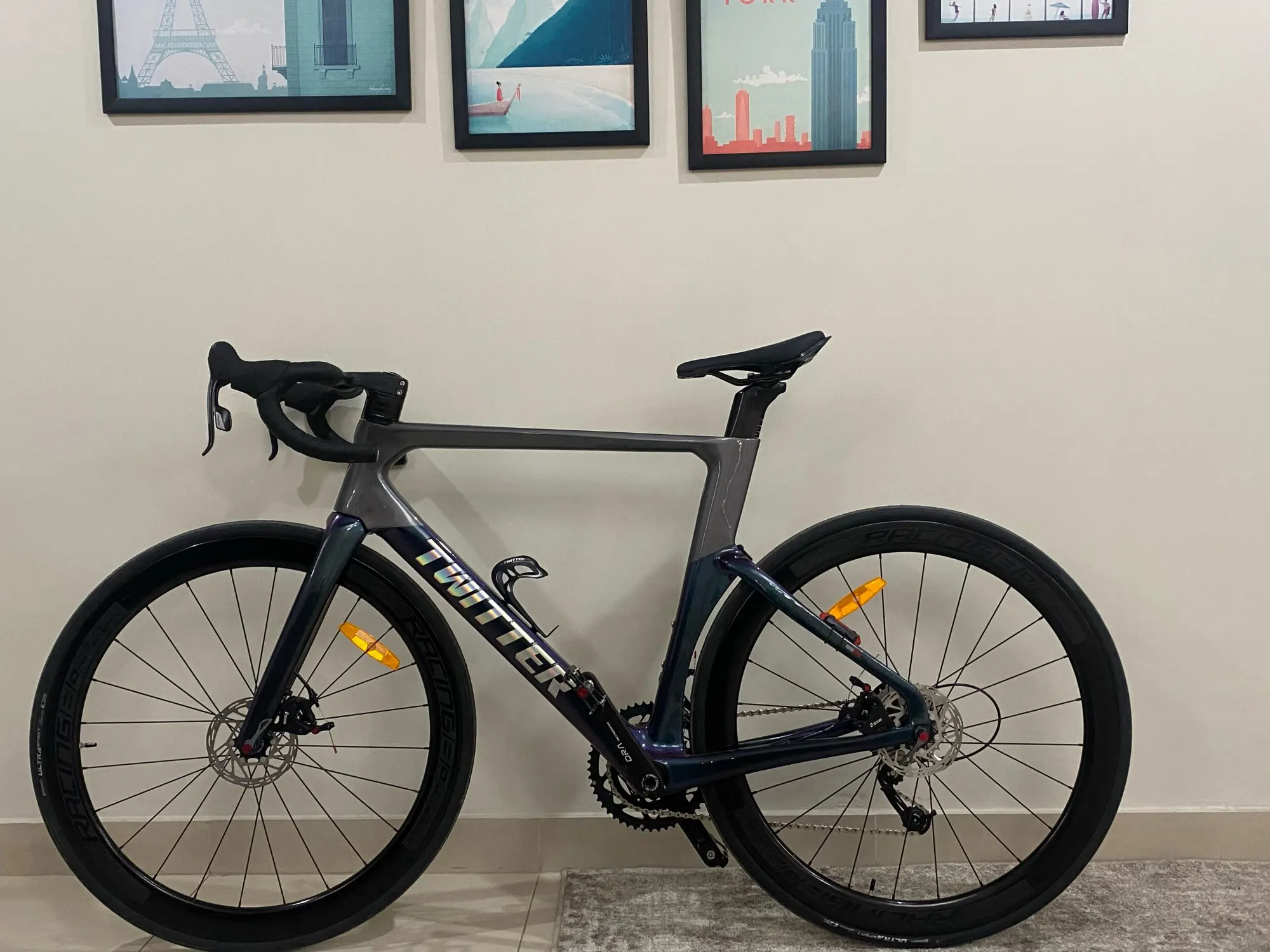 TWITTER Full Color Change AURORA RIVAL-22S Disc Brakes Wind Breaker Race Full Hidden Inner Cable T800Full Carbon Fiber Road Bike
TWITTER Full Color Change AURORA RIVAL-22S Disc Brakes Wind Breaker Race Full Hidden Inner Cable T800Full Carbon Fiber Road Bike