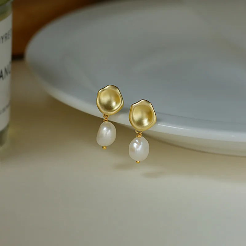 Freshwater pearl earrings female French retro niche personality simple and versatile temperament irregular metal studs earrings
Freshwater pearl earrings female French retro niche personality simple and versatile temperament irregular metal studs earrings