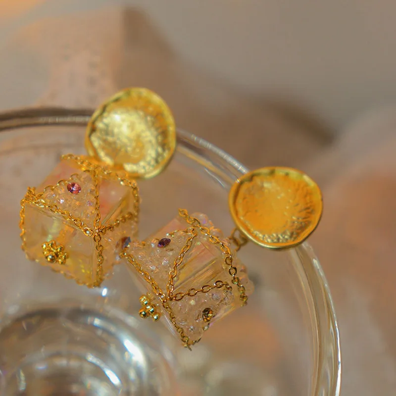 Irregular geometric crystal diamond square earrings French luxury cube pendant elegant women Romance jewelry
Irregular geometric crystal diamond square earrings French luxury cube pendant elegant women Romance jewelry