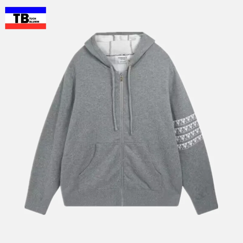 Худи с вышивкой TUCH BLUMM Thom, унисекс, брендовый дизайн TB, четыре бара, кардиган, пальто, роскошная мультяшная модель, одежда в стиле хип-хоп
Худи с вышивкой TUCH BLUMM Thom, унисекс, брендовый дизайн TB, четыре бара, кардиган, пальто, роскошная мультяшная модель, одежда в стиле хип-хоп