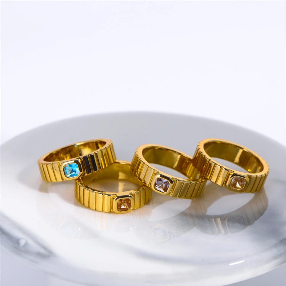 Женское золотое кольцо с фианитом и медным покрытием 
Женское золотое кольцо с фианитом и медным покрытием